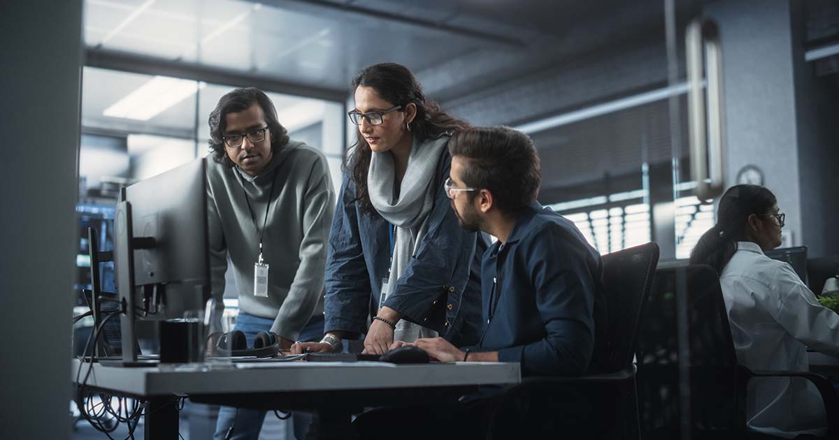 it workers collaborating on computer 